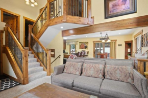 Charming 3BR with Hot Tub Walk to Town and Skiing Breckenridge
